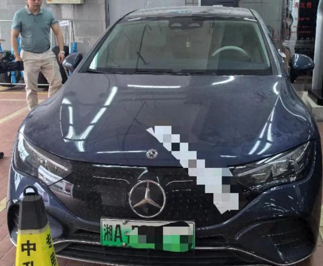 湖南男子47万买的奔驰新能源车自燃,厂家称“因同时踩了18