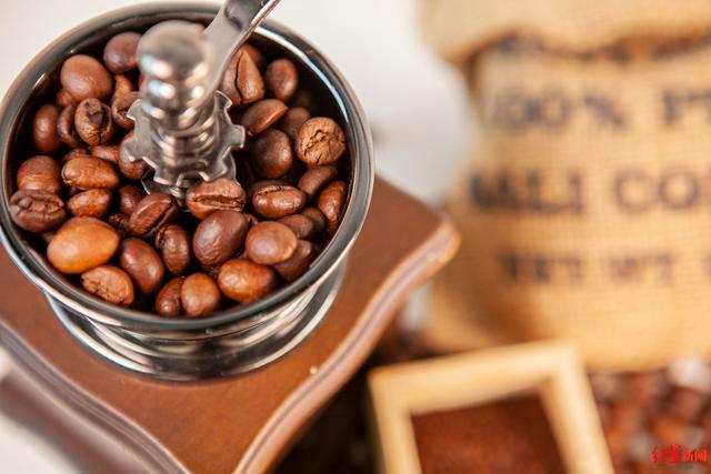 星巴克们涨价背后:咖啡期货达10年高位,但每杯原料只涨不到两毛