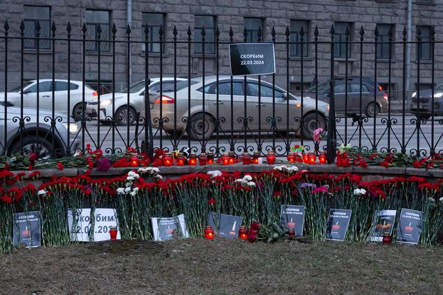 圣彼得堡:悼念莫斯科近郊恐袭事件遇难者